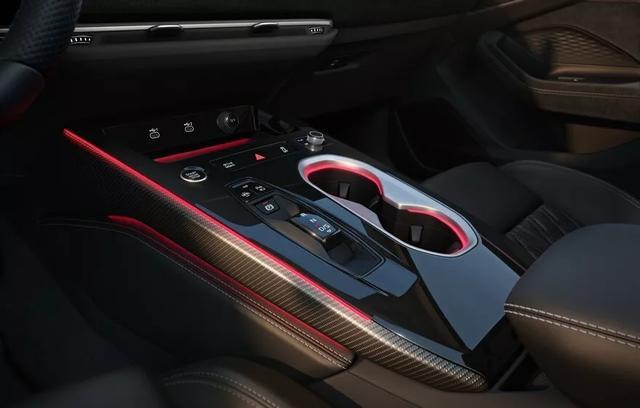 新一代奥迪A6L实车曝光 电动版亮相引关注